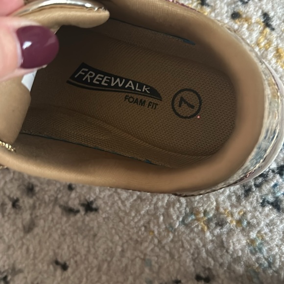 Free walk Foam fit. Comfortable fashion sneakers.  size 7 true to size - Picture 6 of 6